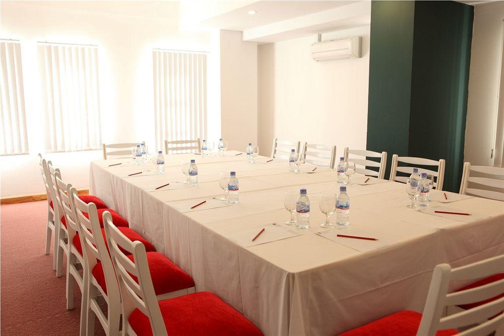 The Frangipani Living Arts Hotel And Spa Phnom-Penh Zakenleven foto